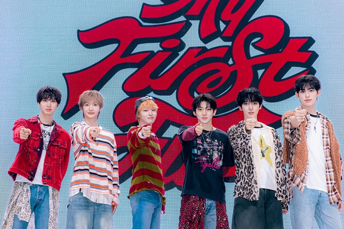 JYP 신인 보이그룹 킥플립이 오늘(22일) 저녁 6시 미니 3집 '마이 퍼스트 플립'을 발매한다. JYP엔터테인먼트 제공
