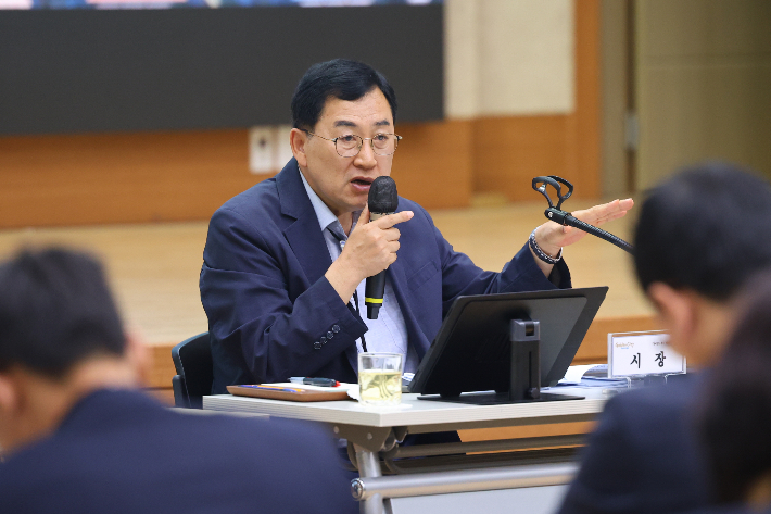 주낙영 경주시장이 알천홀에서 열린 확대간부회의를 주재하며 APEC 정상회의 준비 상황을 점검하고 있다. 경주시 제공