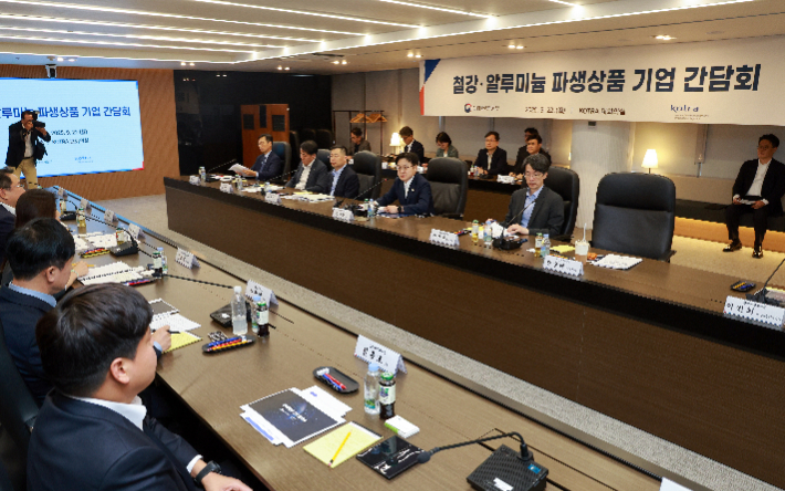 김정관 산업통상자원부 장관이 22일 서울 서초구 대한무역투자진흥공사에서 열린 철강·알루미늄 파생상품 기업 간담회에 참석해 발언하고 있다. 연합뉴스