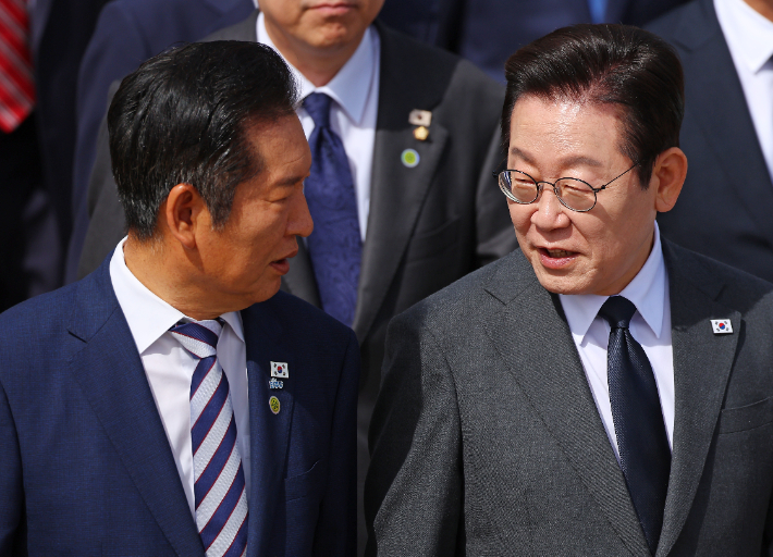 유엔총회 참석차 출국하는 이재명 대통령이 22일 성남 서울공항에서 공군 1호기로 향하며 더불어민주당 정청래 대표와 대화하고 있다. 연합뉴스