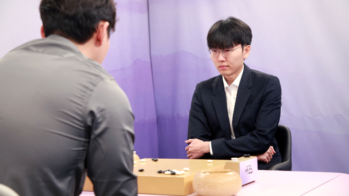 신진서 9단(사진 오른쪽) vs 박정환 9단. ㈜한국바둑방송 제공