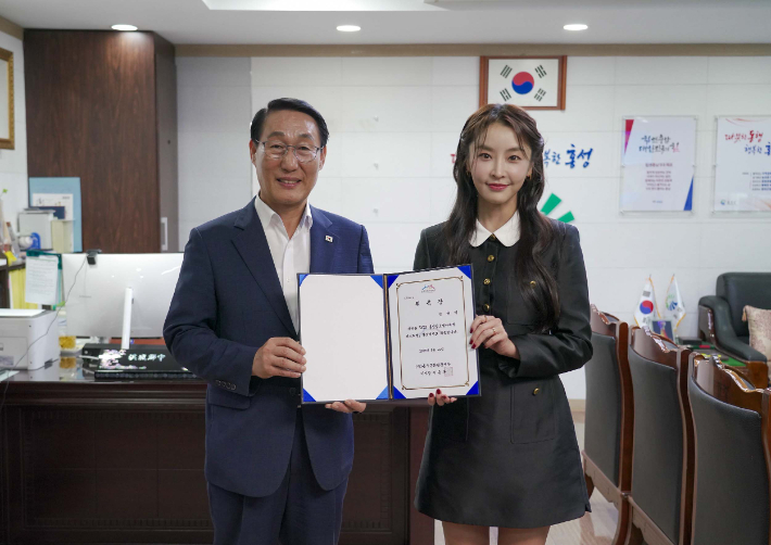홍보대사로 위촉된 배우 정유미(오른쪽)씨와 이용록 홍성군수. 홍성군 제공