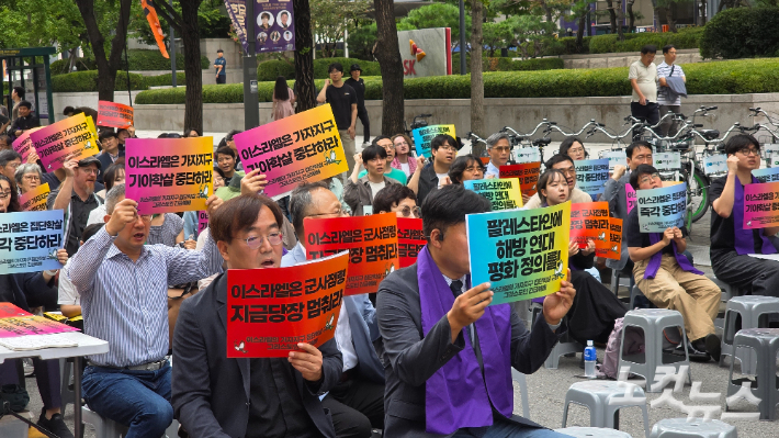 기독교인들이 주한 이스라엘 대사관 앞에 가자지구에 대한 군사 행동을 멈추라고 촉구하고 있다. 최창민 기자