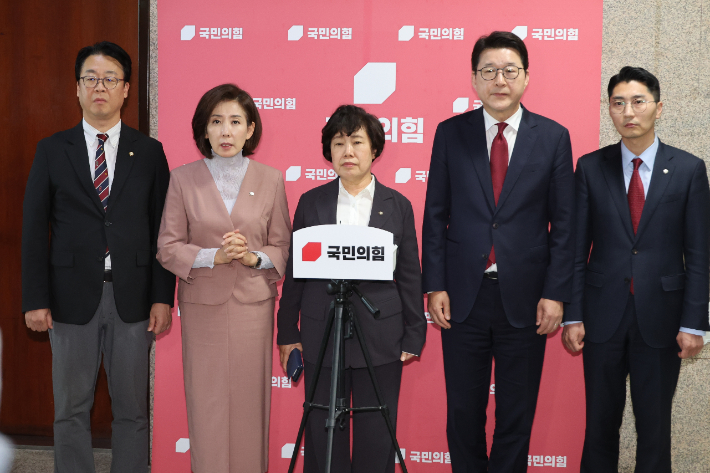 국민의힘 소속 법제사법위원들이 22일 서울 여의도 국회에서 추미애 법사위원장의 질서유지권 발동에 대해 비판하는 기자회견을 하고 있다. 연합뉴스