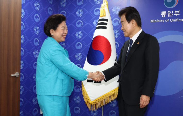 정동영 통일부 장관과 현정은 현대그룹 회장이 22일 서울 종로구 정부서울청사 통일부에서 만나 면담에 앞서 악수를 하고 있다. 연합뉴스