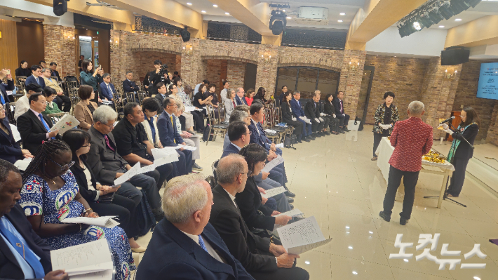 대한예수교장로회 통합총회(총회장 김영걸)가 22일 서울 종로구 한국교회100주년기념관 그레이스홀에서 한국선교 140주년 기념예배를 드렸다. 예배 참가자들이 성찬예식에 참여하고 있다. 송주열 기자