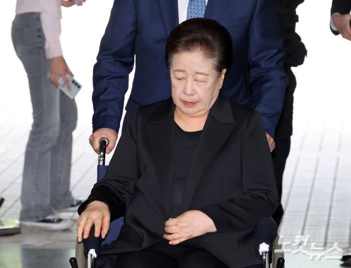 국민의힘 권성동 의원에게 불법 정치 자금을 전달하는 등 '정교유착 국정농단' 의혹을 받고 있는 통일교 한학자 총재가 22일 오후 서울 서초구 서울중앙지법에서 열린 구속 전 피의자 심문(영장실질심사)에 출석하고 있다. 황진환 기자