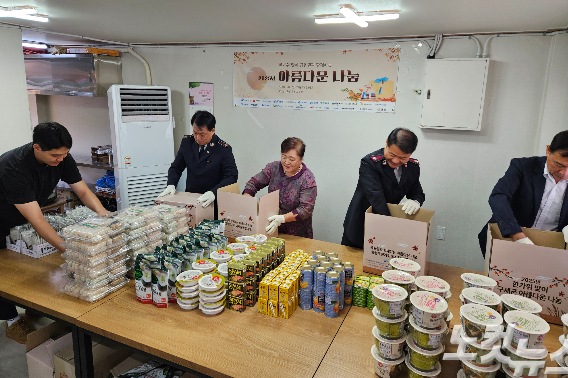 추석 선물 상자를 포장 중인 구세군과 벧엘나눔공동체.