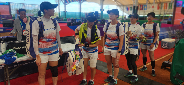 한국 소프트테니스 여자 대표팀이 21일 제9회 문경아시아소프트테니스선수권대회 단체전 결승에서 일본에 아쉽게 우승컵을 내준 뒤 경기장을 빠져나가는 모습. 대회 조직위원회 