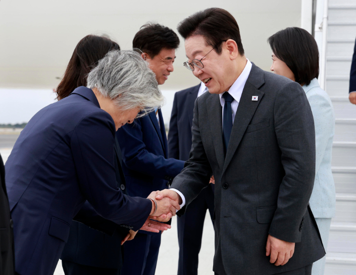 유엔총회 참석차 미국을 방문한 이재명 대통령이 22일(현지시간) 뉴욕 JFK공항에서 강경화 주미대사 내정자와 악수하고 있다. 연합뉴스