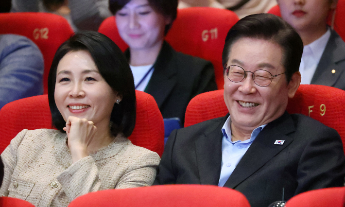 지난 20일 부산 해운대구에서 열리는 부산국제영화제에 참석하고 있는 김혜경 여사와 이재명 대통령. 연합뉴스