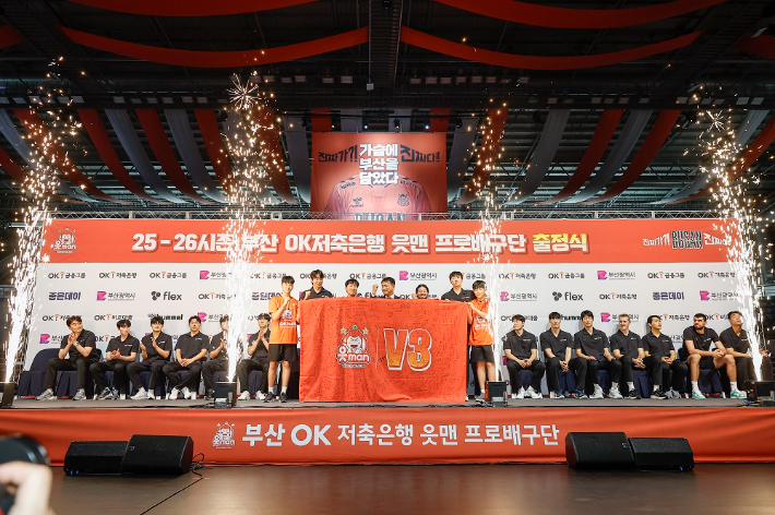 OK 읏맨 배구단 우승 기원 응원 메시지를 들고 기념 촬영 중인 OK저축은행 정길호 대표이사와 OK 읏맨 배구단 신영철 감독, 이민규, 부용찬, 전광인. OK저축은행 제공