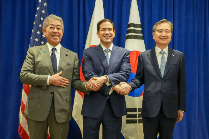 제80차 유엔총회 고위급 회기 참석 차 뉴욕을 방문 중인 조현 장관이 마코 루비오 미국 국무장관 및 이와야 다케시 일본 외무대신과 한미일 외교장관 회의를 갖고 한반도 및 지역 현안과 한미일 3국 간 경제안보 협력 증진 방안 등에 대해 논의하고 공동성명을 채택했다. 외교부 제공