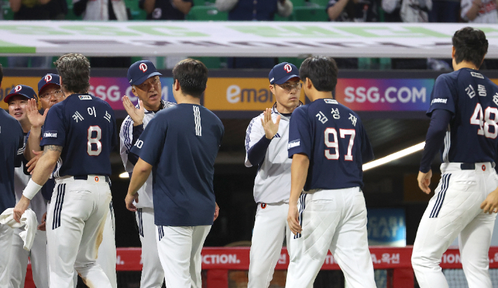 22일 인천 SSG 랜더스 필드에서 열린 2025 프로야구 두산 베어스와 SSG 랜더스의 경기. 9 대 2로 승리한 두산 선수단이 하이파이브를 하고 있다. 연합뉴스