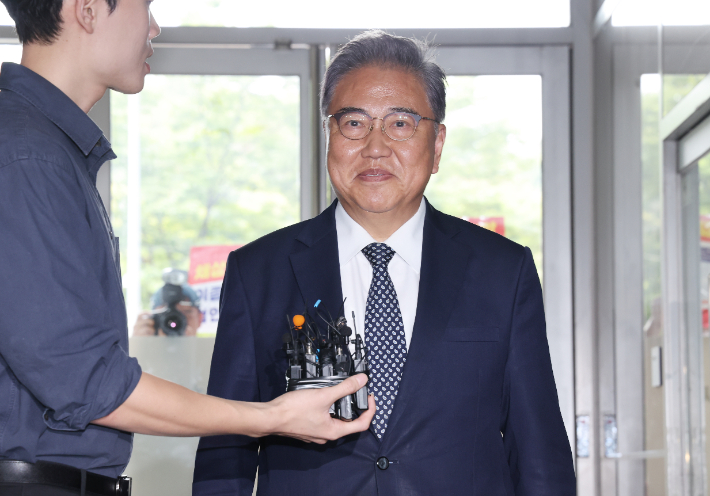 박진 전 외교부 장관이 23일 서울 서초구 이명현 순직해병 특별검사팀 사무실에 참고인 자격으로 조사를 받기 위해 출석하고 있다. 연합뉴스