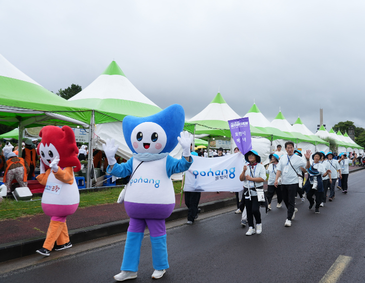 제18회제주해녀축제에서 숨비행렬 기념 퍼레이드를 진행 중인 포항시 참가단. 경북문화관광공사 제공