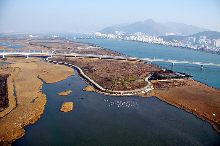 오는 11월부터 을숙도대교의 출퇴근 시간 통행료가 면제된다. 을숙도대교 홈페이지