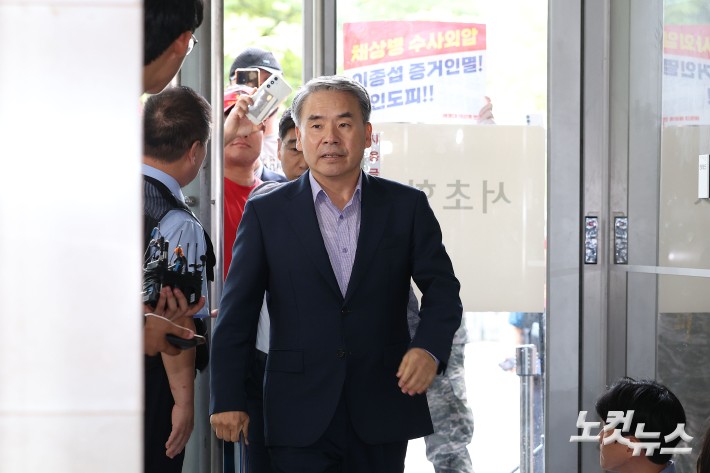 이종섭 전 국방부 장관이 23일 서울 서초구 이명현 순직해병 특별검사팀 사무실에 피의자 신분으로 출석하고 있다.