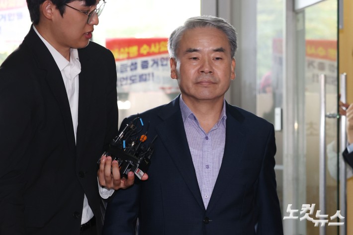 이종섭 전 국방부 장관이 23일 서울 서초구 이명현 순직해병 특별검사팀 사무실에 피의자 신분으로 출석하고 있다.