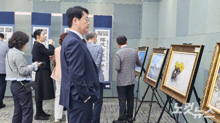 한국기독교장로회 제110회 총회 참석자들이 회의 개최 전 기장미술인선교회 회원 전시 작품을 감상하고 있다. 최창민 기자
