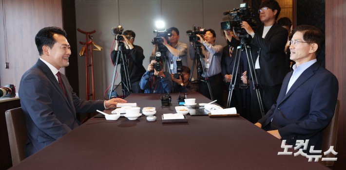 장동혁 국민의힘 대표가 23일 서울 여의도의 한 음식점에서 김문수 전 국민의힘 대선 후보와의 오찬에 앞서 대화를 나누고 있다.