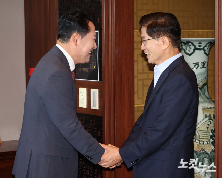 장동혁 국민의힘 대표가 23일 서울 여의도의 한 음식점에서 김문수 전 국민의힘 대선 후보와의 오찬에 앞서 인사를 나누고 있다.