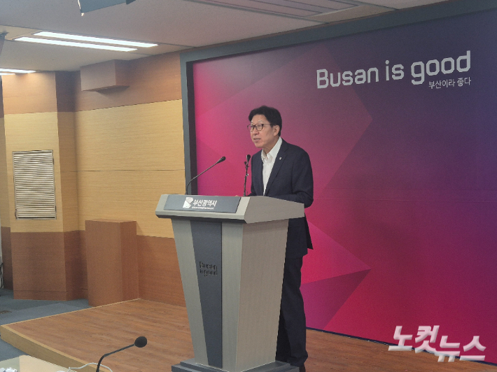 박형준 부산시장이 23일 을숙도대교와 산성터널의 출퇴근 시간 통행료 면제 정책에 대해 설명하고 있다. 박중석 기자