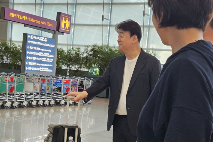 인천공항에서 포착된 더본코리아 백종원 대표. 연합뉴스