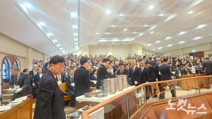 110회 총회에 참석한 총회 대의원들이 개회예배에서 성찬예식에 참여하고 있다. 송주열 기자