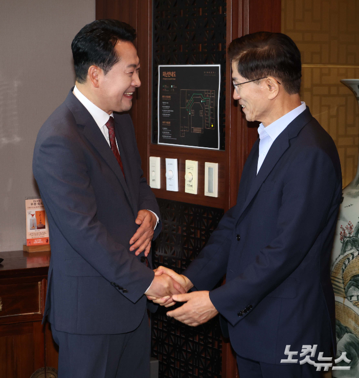 장동혁 국민의힘 대표가 23일 서울 여의도의 한 음식점에서 김문수 전 국민의힘 대선 후보와의 오찬에 앞서 인사를 나누고 있다. 류영주 기자
