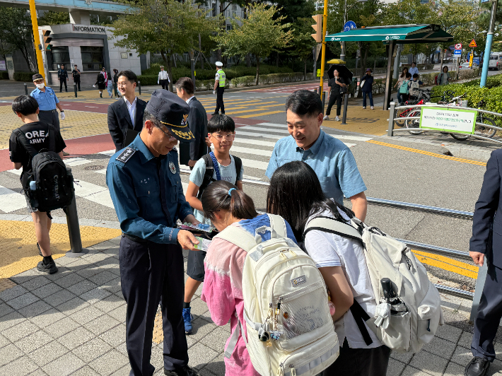 유재성 경찰청장 직무대행이 어린이들에게 범죄 예방 관련 홍보물을 나눠주고 있다. 인천경찰청 제공