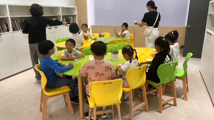 어린이 관람객들이 외솔기념관 안에 설치된 체험시설을 이용하고 있다. 중구청 제공