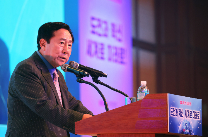 중소기업중앙회 김기문 회장이 23일 제주에서 막을 올린 '2025 중소기업 리더스포럼'에서 개회사를 하고 있다. 중기중앙회 제공