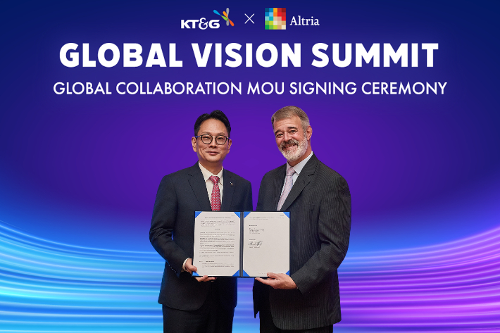 KT&G가 23일 미국 Top-tier 담배제조사 Altria와 MOU를 체결했다고 밝혔다. 또, '2025 KT&G CEO Investor Day'를 열고 추가 주주환원 계획과 올해 성장 목표를 발표했다. 사진은 같은 날 방경만 KT&G 사장이 Altria의 Billy Gifford CEO와 글로벌 니코틴·비니코틴 시장에서의 전략적 협력 기반을 구축하는 포괄적 MOU에 서명하고 기념 사진을 촬영하는 모습. KT&G 제공