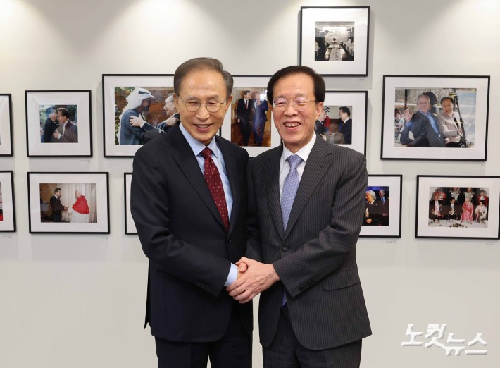 이명박 전 대통령, 이석연 국민통합위원장과 기념촬영