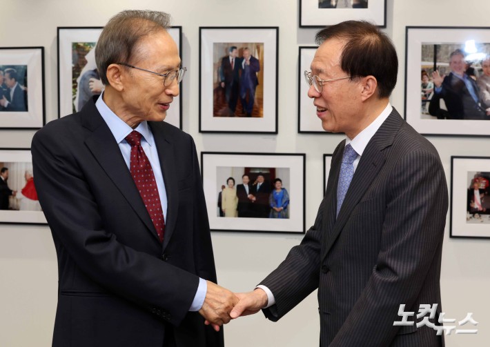악수하는 이명박 전 대통령과 이석연 국민통합위원장