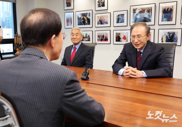 이명박 전 대통령, 이석연 국민통합위원장과 대화
