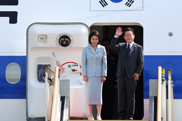 유엔총회 참석차 출국하는 이재명 대통령과 김혜경 여사가 22일 성남 서울공항 공군 1호기에서 환송객에게 인사하고 있다. 연합뉴스