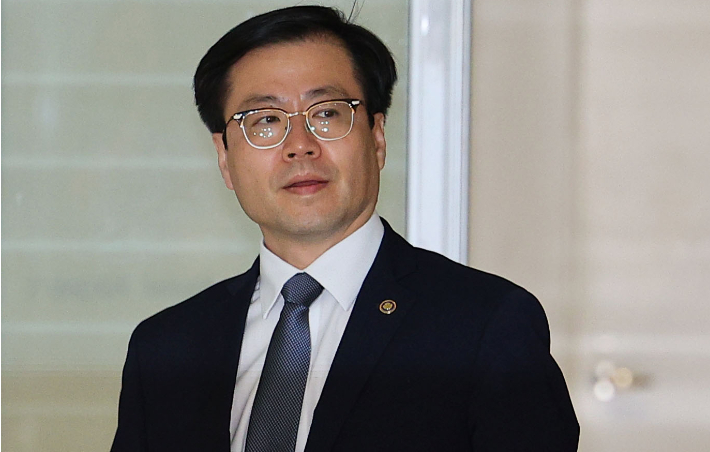 여한구 산업통상자원부 통상교섭본부장이 23일 아세안 경제장관회의 참석 및 제이미슨 그리어 미국 무역대표부(USTR) 대표 면담 등을 위해 인천국제공항 제2터미널 출국장으로 향하고 있다. 연합뉴스