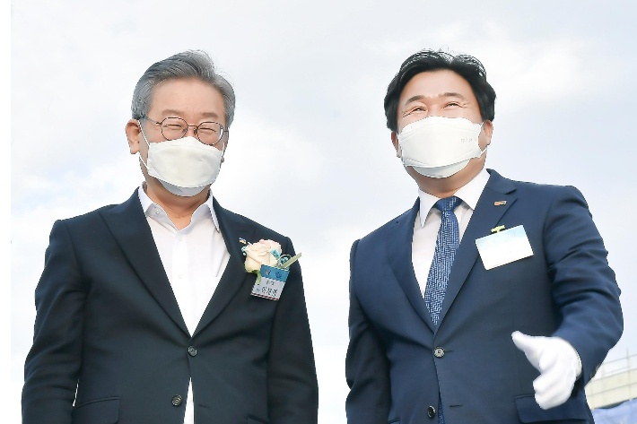 이재명 대통령(당시 경기지사)과 임병택 시장이 웨이브파크 개장식 행사에서 함께 하고 있는 모습. 시흥시 제공