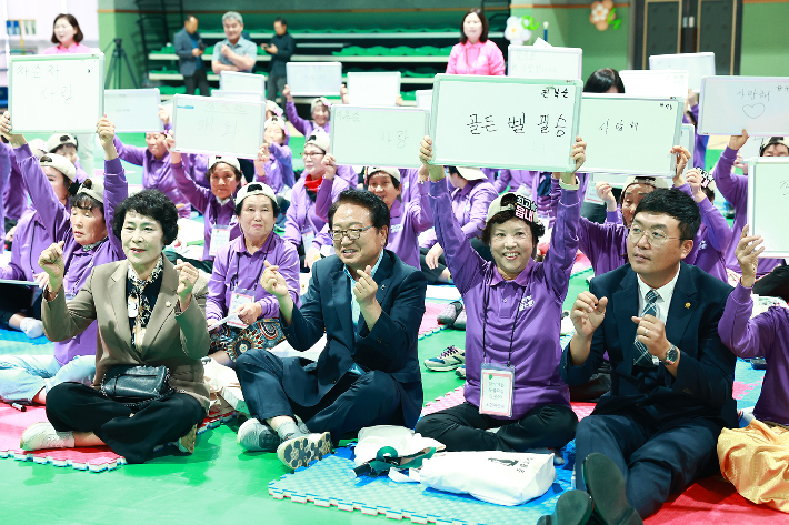 울진국민체육센터에서 열린 '2025 등불을 밝혀라! 도전골든벨' 행사에 손병복 군수가 참가자들과 함께 참여하고 있다. 울진군 제공