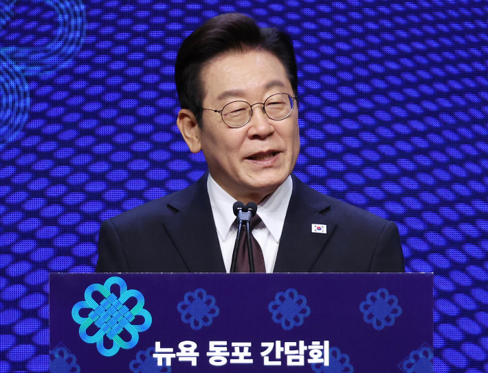 유엔총회 참석차 미국을 방문한 이재명 대통령이 22일(현지시간) 뉴욕의 한 호텔에서 열린 동포간담회에서 인사말을 하고 있다. 연합뉴스