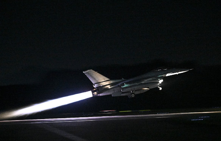 충주서 KF-16 전투기 이륙 중 활주로 이탈…인명피해 없어