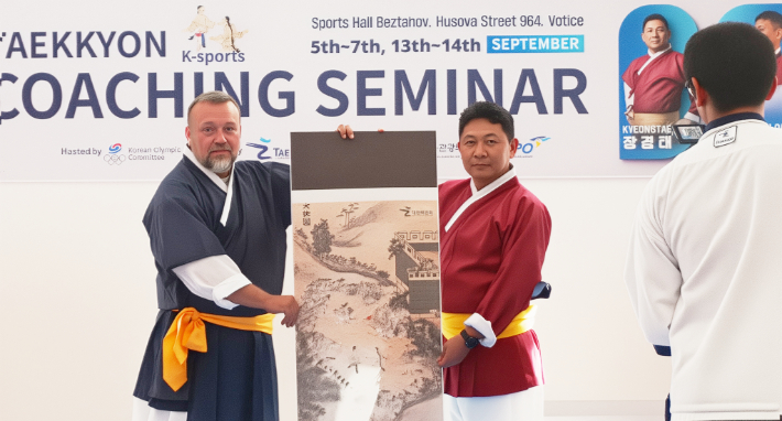 대한택견회 장경태 수석부회장(사진 오른쪽)이 체코 현지의 택견 지도자에게 택견 경기 모습이 묘사된 신윤복의 대쾌도 사본을 선물하고 있다. 택견회 제공