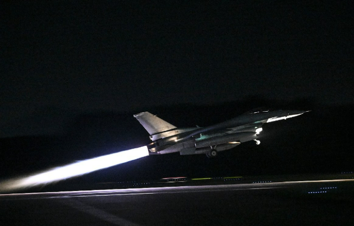 19전비서 KF-16 항공기 활주로 이탈…인명피해 없어