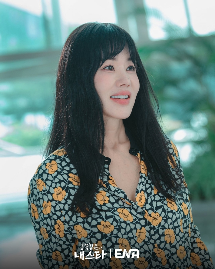 23일 종영한 ENA 월화드라마 '금쪽같은 내 스타'에서 봉청자 역을 연기한 배우 엄정화. ENA 공식 트위터