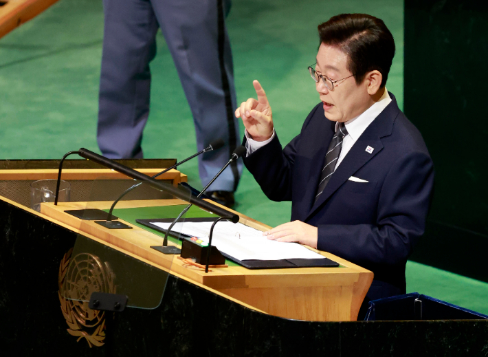 "韓복귀" "흡수통일 없다"에 쏟아진 박수…'민주주의' 힘줘