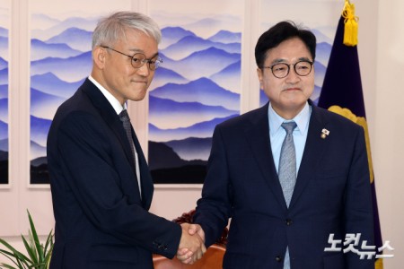 우원식 국회의장이 24일 서울 여의도 국회 의장실에서 천대엽 법원행정처장을 접견하고 있다.