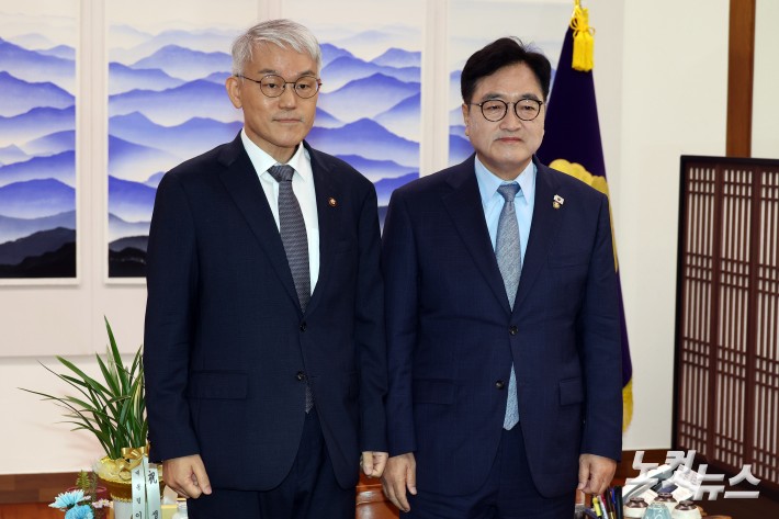 우원식 국회의장이 24일 서울 여의도 국회 의장실에서 천대엽 법원행정처장을 접견하고 있다.