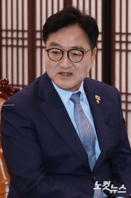 우원식 국회의장이 24일 서울 여의도 국회 의장실에서 천대엽 법원행정처장을 만나며 발언을 하고 있다.